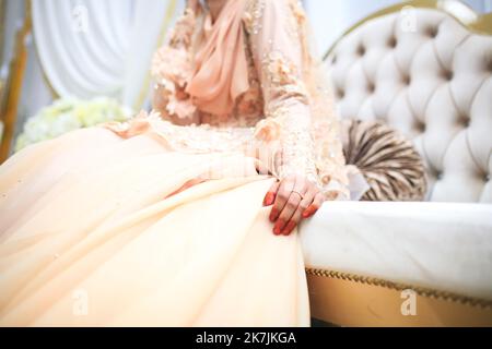 Malese sposa hennè scolpito bello e unico. Messa a fuoco selettiva. Foto Stock