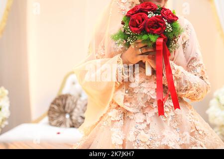 Bouquet di nozze di bellezza nelle mani della sposa. Foto Stock