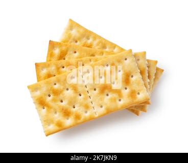 Cracker posti uno sopra l'altro su uno sfondo bianco. Vista dall'alto. Foto Stock