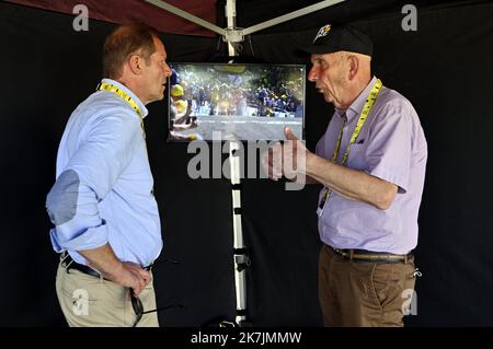 ©PHOTOPQR/L'EST REPUBLICAIN/ALEXANDRE MARCHI ; PLANCHER LES MINES ; 08/07/2022 ; SPORT - CYCLISME - TOUR DE FRANCE 2022 - 109 EDIZIONE EME - TDF - 7 EME ETAPE - TOMBLAINE - LA SUPER PLANCHE DES BELLES FILLES - ARRIVEE. Plancher les Mines 8 juillet 2022. Christian PRUDHOMME, Directeur du Tour de France, et Yves KRATINGER, président du Conseil Départemental de la Haute-Saône, sur la ligne d'Arrivée PHOTO Alexandre MARCHI. L'edizione 109th del Tour de France si svolge dal 01 al 24 luglio 2022 Foto Stock