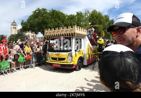 ©PHOTOPQR/LE PROGRES/Philippe TRIAS - 09/07/2022 - Tour de France, Dole, 9 juillet 2022. -8ème étape du tour de France, Dole>Losanna. Cette 8ème étape est partie de la ville de Dole pour celle de Lausanne en Suisse sur 186,3km de route sinueuses à travers le Jura. Et la caravane passe... - La 109th° edizione del Tour de France si svolge dal 01 al 24 luglio 2022 - - Foto Stock