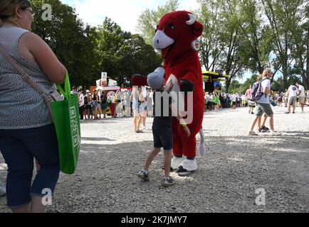 ©PHOTOPQR/LE PROGRES/Philippe TRIAS - 09/07/2022 - Tour de France, Dole, 9 juillet 2022. -8ème étape du tour de France, Dole>Losanna. Cette 8ème étape est partie de la ville de Dole pour celle de Lausanne en Suisse sur 186,3km de route sinueuses à travers le Jura. La vache qui rit, l'autre star du Jura. - La 109th° edizione del Tour de France si svolge dal 01 al 24 luglio 2022 - - Foto Stock