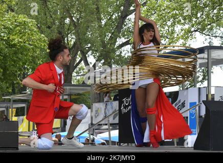 ©PHOTOPQR/LE PROGRES/Philippe TRIAS - 09/07/2022 - Tour de France, Dole, 9 juillet 2022. -8ème étape du tour de France, Dole>Losanna. Cette 8ème étape est partie de la ville de Dole pour celle de Lausanne en Suisse sur 186,3km de route sinueuses à travers le Jura. Animazione avant tour. - La 109th° edizione del Tour de France si svolge dal 01 al 24 luglio 2022 - - Foto Stock