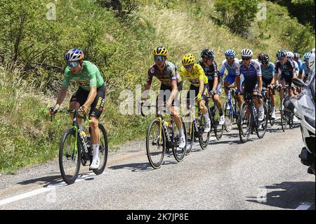 DAVID PINTENS/BELGA/MAXPPP - il belga Wout Van Aert del Team Jumbo-Visma e il danese Jonas Vingegaard di Jumbo-Visma hanno mostrato in azione durante la fase dodici della gara ciclistica del Tour de France, una gara 166km da Briancon ad Alpe d'Huez, Francia, giovedì 14 luglio 2022. Il Tour de France di quest'anno si svolge dal 01 al 24 luglio 2022. BELGA FOTO DAVID PINTENS - UK OUT Foto Stock