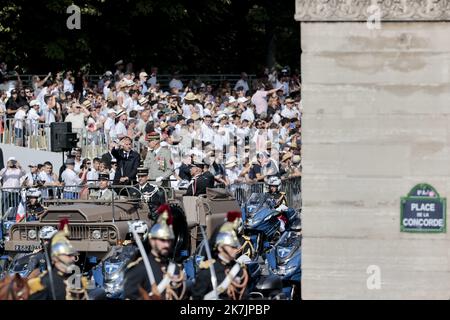 ©Sebastien Muylaert/MAXPPP - Parigi 14/07/2022 Emmanuel Macron President de la Republique dans le command car lors de la cerimonie du 14 juillet 2022, Place de la Concorde. Parigi, 14.07.2022 - Giornata della Bastiglia in Francia, Parigi. Foto Stock