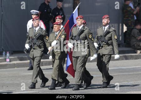 ©Sebastien Muylaert/MAXPPP - Parigi 14/07/2022 Illustrazione dei troupes etrangeres lors de la cerimonie du 14 juillet 2022, Place de la Concorde. Parigi, 14.07.2022 - giornata della Bastiglia in Francia. Foto Stock