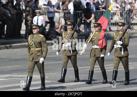 ©Sebastien Muylaert/MAXPPP - Parigi 14/07/2022 Illustrazione dei troupes etrangeres lors de la cerimonie du 14 juillet 2022, Place de la Concorde. Parigi, 14.07.2022 - giornata della Bastiglia in Francia. Foto Stock