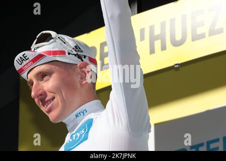 ©Pierre Teyssot/MAXPPP ; Tour de France - gara ciclistica UCI - fase 12 Briancon - Alpe d'Huez. Alpe d'Huez, Francia il 14 luglio 2022. Il danese Jonas Vingegaard (DEN) mantiene la maglia gialla e Thomas Pidcock (GBR) IGD vince il palco. Sulla fotografia Tadej Pogacar (SLO) UAE Team Emirates. Â Pierre Teyssot / Maxppp Foto Stock