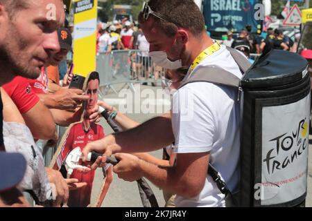 ©Pierre Teyssot/MAXPPP ; Tour de France - gara ciclistica UCI - fase 13 Bourg d'Oisans - Saint-Etienne. Bourg d'Oisans, Francia il 15 luglio 2022. Un uomo dà gel idroalcolico per evitare Covid-19. Â Pierre Teyssot / Maxppp Foto Stock