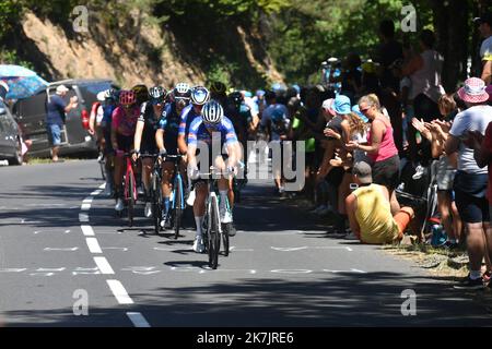 ©PHOTOPQR/LE PROGRES/Charly JURINE Pro - Grazac 16/07/2022 - Tour de France 2022 Etape Saint -Etienne mendes 16/07/2022 -Passage du tour Côte de Chataignier passage des coureurs tête de course passage du peloton de nombreux spectateurs était massés sur le bord De la route dans la montée de la Côte de Chataignier l'edizione 109th del Tour de France La gara si svolge dal 01 al 24 luglio 2022 - Foto Stock