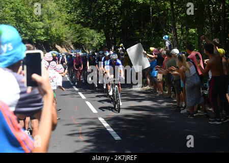 ©PHOTOPQR/LE PROGRES/Charly JURINE Pro - Grazac 16/07/2022 - Tour de France 2022 Etape Saint -Etienne mendes 16/07/2022 -Passage du tour Côte de Chataignier passage des coureurs tête de course passage du peloton une foule nombreuse était massés sur le bord De la route dans la montée de la Côte de Chataignier l'edizione 109th del Tour de France La gara si svolge dal 01 al 24 luglio 2022 - Foto Stock