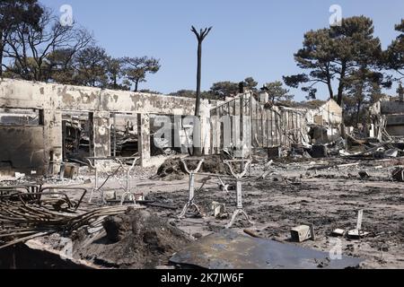 ©PHOTOPQR/LE PARISIEN/olivier corsan ; la-teste-de-Buch ; 21/07/2022 ; la-teste-de-Buch, 33, Francia, le 21 juillet 2022. Le camping de la Forêt a été ravagé par les incendies qui sévissent depuis Plus d'une semaine les Forêts de Gironde. Foto : LP / Olivier CORSAN - fuoco nel sud della Francia Gironde 21 luglio 2022 Foto Stock