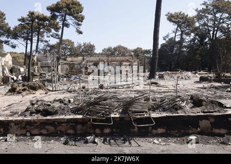 ©PHOTOPQR/LE PARISIEN/olivier corsan ; la-teste-de-Buch ; 21/07/2022 ; la-teste-de-Buch, 33, Francia, le 21 juillet 2022. Le camping de la Forêt a été ravagé par les incendies qui sévissent depuis Plus d'une semaine les Forêts de Gironde. Foto : LP / Olivier CORSAN - fuoco nel sud della Francia Gironde 21 luglio 2022 Foto Stock