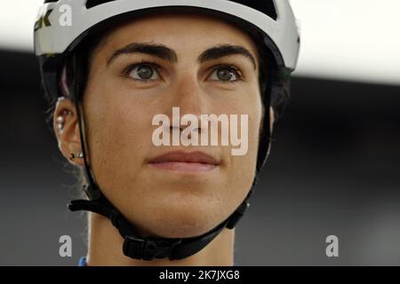 ©PHOTOPQR/L'EST REPUBLICAIN/ALEXANDRE MARCHI ; REIMS ; 26/07/2022 ; SPORT - CYCLISME - TOUR DE FRANCE FEMMES AVEC ZWIFT - 1 EDIZIONE ERE - TDF FEMININ 2022 - ETAPE 3 - REIMS - EPERNAY - PARTENZA. Reims 26 juillet 2022. L'italienne Elisa BALSAMO (Trek - Segafredo). FOTO Alexandre MARCHI. Foto Stock