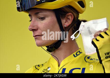 ©PHOTOPQR/L'EST REPUBLICAIN/ALEXANDRE MARCHI ; REIMS ; 26/07/2022 ; SPORT - CYCLISME - TOUR DE FRANCE FEMMES AVEC ZWIFT - 1 EDIZIONE ERE - TDF FEMININ 2022 - ETAPE 3 - REIMS - EPERNAY - PARTENZA. Reims 26 juillet 2022. La Maillot Jaune Marianne VOS. FOTO Alexandre MARCHI. Foto Stock