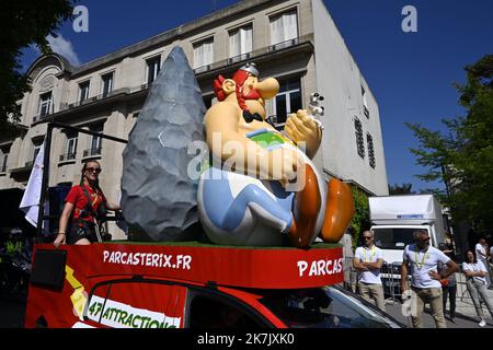 ©PHOTOPQR/L'EST REPUBLICAIN/ALEXANDRE MARCHI ; TROYES ; 27/07/2022 ; SPORT - CYCLISME - TOUR DE FRANCE FEMMES AVEC ZWIFT - 1 EDIZIONE ERE - TDF FEMININ 2022 - ETAPE 4 - TROYES - BAR SUR AUBE - PARTENZA. Troyes 27 juillet 2022. Passage de la caravane publicitaire du Parc Astérix. FOTO Alexandre MARCHI. 4th tappa della nuova edizione della gara ciclistica Women's Tour de France, 126,8 km tra Troyes e Bar-sur-Aube, Francia orientale, il 27 luglio 2022. Foto Stock