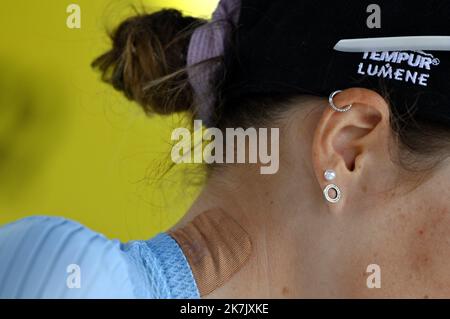 ©PHOTOPQR/L'EST REPUBLICAIN/ALEXANDRE MARCHI ; TROYES ; 27/07/2022 ; SPORT - CYCLISME - TOUR DE FRANCE FEMMES AVEC ZWIFT - 1 EDIZIONE ERE - TDF FEMININ 2022 - ETAPE 4 - TROYES - BAR SUR AUBE - PARTENZA. Troyes 27 juillet 2022. Les boules d'oreille de la coureuse cycliste francaise Gladys VERHULST (le col-Wahoo). FOTO Alexandre MARCHI. 4th tappa della nuova edizione della gara ciclistica Women's Tour de France, 126,8 km tra Troyes e Bar-sur-Aube, Francia orientale, il 27 luglio 2022. Foto Stock