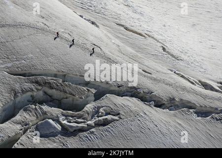 ©PHOTOPQR/LE DAUPHINE/Grégory YETCHMENIZA ; Chamonix-Mont-Blanc ; 03/08/2022 ; Grégory YETCHMENIZA / LE DAUPHINE LIBERE / Photopqr CHAMONIX (ALTA Savoia) LE 3 août 2022 Plus encore qu’avec la sécheresse de 1976 et la canicule de 2003, les Massifs, celui du mont Blanc au Premier chef, sont impactés en cet été 2022 historique. Un hiver à l’enneigement déficitaire puis un printemps et un été anormalement secs ont accéléré la fonte des glaciers et assèchent les versants où les chutes de pierres se multiplient et les conditions au 1er août sont dignes d’une fin d’été aride. Conséquence : plusieu Foto Stock