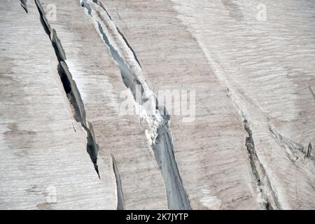 ©PHOTOPQR/LE DAUPHINE/Grégory YETCHMENIZA ; Chamonix-Mont-Blanc ; 03/08/2022 ; Grégory YETCHMENIZA / LE DAUPHINE LIBERE / Photopqr CHAMONIX (ALTA Savoia) LE 3 août 2022 Plus encore qu’avec la sécheresse de 1976 et la canicule de 2003, les Massifs, celui du mont Blanc au Premier chef, sont impactés en cet été 2022 historique. Un hiver à l’enneigement déficitaire puis un printemps et un été anormalement secs ont accéléré la fonte des glaciers et assèchent les versants où les chutes de pierres se multiplient et les conditions au 1er août sont dignes d’une fin d’été aride. Conséquence : plusieu Foto Stock