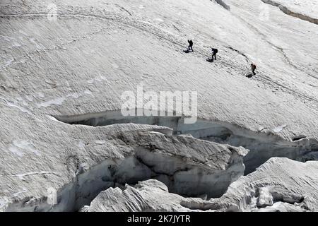 ©PHOTOPQR/LE DAUPHINE/Grégory YETCHMENIZA ; Chamonix-Mont-Blanc ; 03/08/2022 ; Grégory YETCHMENIZA / LE DAUPHINE LIBERE / Photopqr CHAMONIX (ALTA Savoia) LE 3 août 2022 Plus encore qu’avec la sécheresse de 1976 et la canicule de 2003, les Massifs, celui du mont Blanc au Premier chef, sont impactés en cet été 2022 historique. Un hiver à l’enneigement déficitaire puis un printemps et un été anormalement secs ont accéléré la fonte des glaciers et assèchent les versants où les chutes de pierres se multiplient et les conditions au 1er août sont dignes d’une fin d’été aride. Conséquence : plusieu Foto Stock