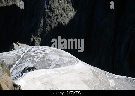 ©PHOTOPQR/LE DAUPHINE/Grégory YETCHMENIZA ; Chamonix-Mont-Blanc ; 03/08/2022 ; Grégory YETCHMENIZA / LE DAUPHINE LIBERE / Photopqr CHAMONIX (ALTA Savoia) LE 3 août 2022 Plus encore qu’avec la sécheresse de 1976 et la canicule de 2003, les Massifs, celui du mont Blanc au Premier chef, sont impactés en cet été 2022 historique. Un hiver à l’enneigement déficitaire puis un printemps et un été anormalement secs ont accéléré la fonte des glaciers et assèchent les versants où les chutes de pierres se multiplient et les conditions au 1er août sont dignes d’une fin d’été aride. Conséquence : plusieu Foto Stock