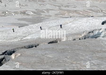 ©PHOTOPQR/LE DAUPHINE/Grégory YETCHMENIZA ; Chamonix-Mont-Blanc ; 03/08/2022 ; Grégory YETCHMENIZA / LE DAUPHINE LIBERE / Photopqr CHAMONIX (ALTA Savoia) LE 3 août 2022 Plus encore qu’avec la sécheresse de 1976 et la canicule de 2003, les Massifs, celui du mont Blanc au Premier chef, sont impactés en cet été 2022 historique. Un hiver à l’enneigement déficitaire puis un printemps et un été anormalement secs ont accéléré la fonte des glaciers et assèchent les versants où les chutes de pierres se multiplient et les conditions au 1er août sont dignes d’une fin d’été aride. Conséquence : plusieu Foto Stock