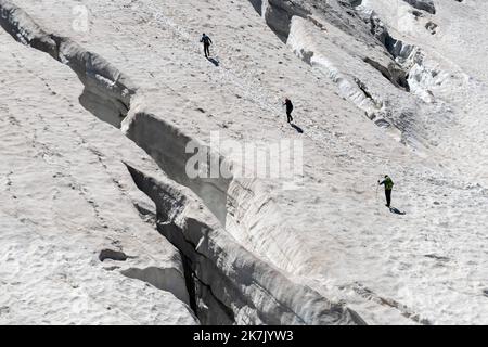 ©PHOTOPQR/LE DAUPHINE/Grégory YETCHMENIZA ; Chamonix-Mont-Blanc ; 03/08/2022 ; Grégory YETCHMENIZA / LE DAUPHINE LIBERE / Photopqr CHAMONIX (ALTA Savoia) LE 3 août 2022 Plus encore qu’avec la sécheresse de 1976 et la canicule de 2003, les Massifs, celui du mont Blanc au Premier chef, sont impactés en cet été 2022 historique. Un hiver à l’enneigement déficitaire puis un printemps et un été anormalement secs ont accéléré la fonte des glaciers et assèchent les versants où les chutes de pierres se multiplient et les conditions au 1er août sont dignes d’une fin d’été aride. Conséquence : plusieu Foto Stock