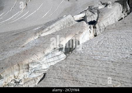 ©PHOTOPQR/LE DAUPHINE/Grégory YETCHMENIZA ; Chamonix-Mont-Blanc ; 03/08/2022 ; Grégory YETCHMENIZA / LE DAUPHINE LIBERE / Photopqr CHAMONIX (ALTA Savoia) LE 3 août 2022 Plus encore qu’avec la sécheresse de 1976 et la canicule de 2003, les Massifs, celui du mont Blanc au Premier chef, sont impactés en cet été 2022 historique. Un hiver à l’enneigement déficitaire puis un printemps et un été anormalement secs ont accéléré la fonte des glaciers et assèchent les versants où les chutes de pierres se multiplient et les conditions au 1er août sont dignes d’une fin d’été aride. Conséquence : plusieu Foto Stock