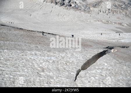 ©PHOTOPQR/LE DAUPHINE/Grégory YETCHMENIZA ; Chamonix-Mont-Blanc ; 03/08/2022 ; Grégory YETCHMENIZA / LE DAUPHINE LIBERE / Photopqr CHAMONIX (ALTA Savoia) LE 3 août 2022 Plus encore qu’avec la sécheresse de 1976 et la canicule de 2003, les Massifs, celui du mont Blanc au Premier chef, sont impactés en cet été 2022 historique. Un hiver à l’enneigement déficitaire puis un printemps et un été anormalement secs ont accéléré la fonte des glaciers et assèchent les versants où les chutes de pierres se multiplient et les conditions au 1er août sont dignes d’une fin d’été aride. Conséquence : plusieu Foto Stock