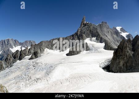 ©PHOTOPQR/LE DAUPHINE/Grégory YETCHMENIZA ; Chamonix-Mont-Blanc ; 03/08/2022 ; Grégory YETCHMENIZA / LE DAUPHINE LIBERE / Photopqr CHAMONIX (ALTA Savoia) LE 3 août 2022 Plus encore qu’avec la sécheresse de 1976 et la canicule de 2003, les Massifs, celui du mont Blanc au Premier chef, sont impactés en cet été 2022 historique. Un hiver à l’enneigement déficitaire puis un printemps et un été anormalement secs ont accéléré la fonte des glaciers et assèchent les versants où les chutes de pierres se multiplient et les conditions au 1er août sont dignes d’une fin d’été aride. Conséquence : plusieu Foto Stock