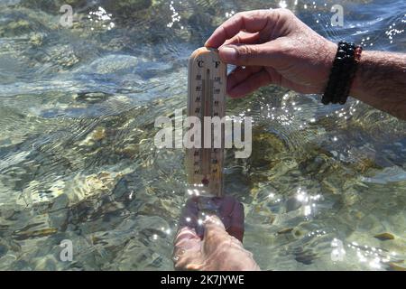 ©Mourad ALLILI/MAXPPP - 04/08/2022 Photo Illustration canicule mer mediterranee - onda di calore, Mar Mediterraneo, Foto Stock