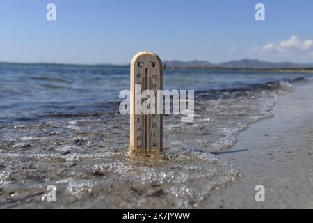 ©Mourad ALLILI/MAXPPP - 04/08/2022 Photo Illustration canicule mer mediterranee - onda di calore, Mar Mediterraneo, Foto Stock