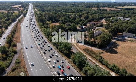 ©PHOTOPQR/OUEST FRANCE/Franck Dubray ; Savenay ; 06/08/2022 ; Chassé-croisé des vacances avec un pic des bouchons atteint, Plus de 1 000 kilomètres d'embouteillages en France, comme ici sur la nationale 165 entre Nantes et la Bretagne Sud. (Foto Franck Dubray) - Savenay, Francia, agosto 6th 2022. Ingorgo pesante durante le vacanze estive Foto Stock