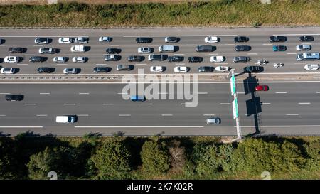 ©PHOTOPQR/OUEST FRANCE/Franck Dubray ; Savenay ; 06/08/2022 ; Chassé-croisé des vacances avec un pic des bouchons atteint, Plus de 1 000 kilomètres d'embouteillages en France, comme ici sur la nationale 165 entre Nantes et la Bretagne Sud. (Foto Franck Dubray) - Savenay, Francia, agosto 6th 2022. Ingorgo pesante durante le vacanze estive Foto Stock