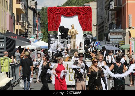 ©PHOTOPQR/LA PROVENCE/DUCLET Stéphane ; Digne-les-Bains ; 07/08/2022 ; 76 eme corso de la lavande de Digne les Bains. Défilé de jour. - Digne les Bains, Francia, 7th 2022 76th agosto Lavanda corso in Provenza Foto Stock