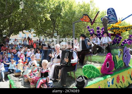 ©PHOTOPQR/LA PROVENCE/DUCLET Stéphane ; Digne-les-Bains ; 07/08/2022 ; 76 eme corso de la lavande de Digne les Bains. Défilé de jour. - Digne les Bains, Francia, 7th 2022 76th agosto Lavanda corso in Provenza Foto Stock