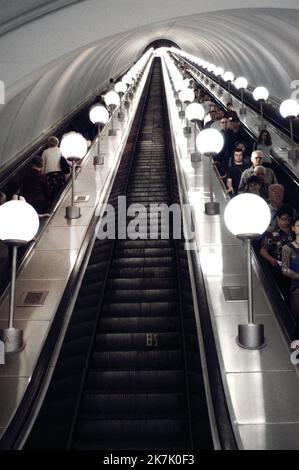 La scala mobile presso la stazione Park Probedy, Mosca Metro, Russia Foto Stock