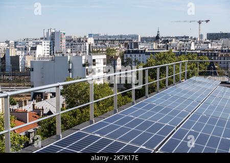 ©PHOTOPQR/OUEST FRANCE/Martin ROCHE / OUEST-FRANCE ; PARIS ; 10/08/2022 ; Reportage pour le DOF ce mercredi 10 août 2022 sur les énergies citoyennes . ICI, des panneaux solaires ont été posés sur les toits de Paris , dont des HLM et une piscine au pied de la tour Eiffel . Illustrazione panneaux solaires sur les toits de Paris Fotographe: Martin ROCHE - Pairs, Francia, agosto 10th 2022 pannelli fotovoltaici per aumentare la produzione di elettricità in Francia Foto Stock
