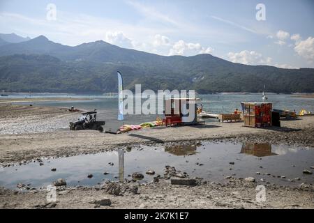 ©PHOTOPQR/LE DAUPHINE/Vincent OLLIVIER ; Chorges ; 10/08/2022 ; Vincent OLLIVIER/ le Dauphiné Libéré/ Photopqr . Chorges et Prunières (Hautes-Alpes), le 10 août 2022. Le Lac de Serre-Poncion toujours au più bas. Le jour de la pry de vue , le Smadesep annonce une Côte à 764.99mètres soit 15,01 en dessous de la Côte optimale de remplissage. Dans la baie Saint Michel, autour de la plage des Pommiers, même s'il faut aller chercher la plage più loin, cela n'empêche en rien la pratique des activités. Le paysages changent et l'écération de découvrir de nouveaux endroits du lac. Onda termica in F Foto Stock