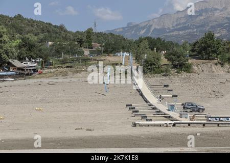 ©PHOTOPQR/LE DAUPHINE/Vincent OLLIVIER ; Chorges ; 10/08/2022 ; Vincent OLLIVIER/ le Dauphiné Libéré/ Photopqr . Chorges et Prunières (Hautes-Alpes), le 10 août 2022. Le Lac de Serre-Poncion toujours au più bas. Le jour de la pry de vue , le Smadesep annonce une Côte à 764.99mètres soit 15,01 en dessous de la Côte optimale de remplissage. Dans la baie Saint Michel, autour de la plage des Pommiers, même s'il faut aller chercher la plage più loin, cela n'empêche en rien la pratique des activités. Le paysages changent et l'écération de découvrir de nouveaux endroits du lac. Onda termica in F Foto Stock