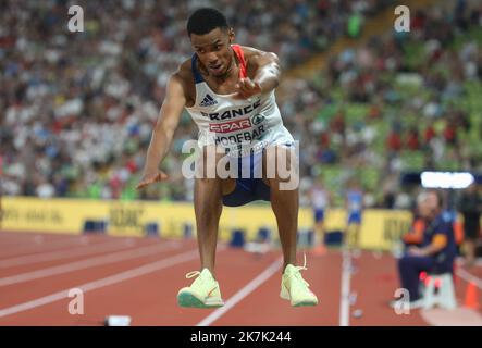 ©Laurent Lairys/MAXPPP - Enzo Hodebar of France finale Triplo Jump maschile durante i Campionati europei di Atletica 2022 il 17 agosto 2022 a Monaco di Baviera, Germania - Foto Laurent Lairys / ABACAPRESS.COM Foto Stock