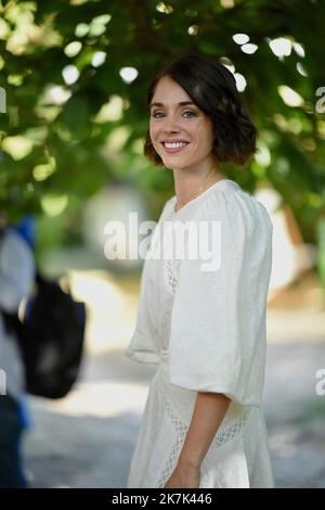 ©Agence Franck Castel/MAXPPP - 20220008 ANGOULEME, FRANCIA AGOSTO 24 Alice Isaaz partecipa al 15th° Angouleme Film Festival di lingua francese il 24 agosto 2022 ad Angouleme, Francia. Foto Stock