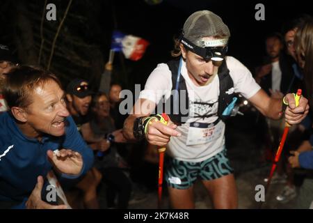 ©PHOTOPQR/LE DAUPHINE/Grégory YETCHMENIZA ; Saint-Gervais-les-Bains ; 26/08/2022 ; Grégory YETCHMENIZA / LE DAUPHINE LIBERE / Photopqr SAINT-GERVAIS (ALTA Savoia) LE 25 août 2022 UTMB (Ultra Trail du Mont Blanc). 106 nazioni représentées plusieurs milliers de coureurs, 171 km, 10 000D+, au départ de Chamonix, en semi-autonomie et en 46:30 heures maximum. 3 Pays, Francia, Italie et Suisse, 7 vallées, 71 ghiacciai. L'UTMB reprend le tracé du tour du Mont Blanc, qui se fait habituellement en 6 à 10 jours, alors que l'année dernière, Francais D'Haene a remporté la course en 20 h 45' 59'. sur notr Foto Stock