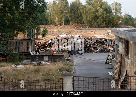 ©PHOTOPQR/VOIX DU NORD/THIERRY TONNEAUX ; 30/08/2022 ; LOURCHES 30.08.2022 DISPOSSITIF POLICIIER POUR L EXCACCIATION DE L IMAM HASSAN IQUIOUSSEN LA PERQUISITION Una FOTO DI INIZIO THIERRY TONNEAUX LA VOIX DU NORD - Lourches, France, august 30th 2022 Francia deporterà Imam dopo l'ovt. Accusa Hassan Iquioussen di “incitare l’odio” la più alta corte amministrativa francese ha stabilito martedì che un’imam marocchina di origine francese, accusata dal governo di promuovere l’odio, poteva essere deportata, come ha dimostrato una sentenza della Corte. Tale decisione ha rovesciato una precedente sentenza pronunciata da un tribunale di Parigi che sospende nuovamente un ordine di espulsione Foto Stock