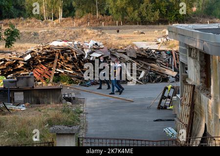 ©PHOTOPQR/VOIX DU NORD/THIERRY TONNEAUX ; 30/08/2022 ; LOURCHES 30.08.2022 DISPOSSITIF POLICIIER POUR L EXCACCIATION DE L IMAM HASSAN IQUIOUSSEN LA PERQUISITION Una FOTO DI INIZIO THIERRY TONNEAUX LA VOIX DU NORD - Lourches, France, august 30th 2022 Francia deporterà Imam dopo l'ovt. Accusa Hassan Iquioussen di “incitare l’odio” la più alta corte amministrativa francese ha stabilito martedì che un’imam marocchina di origine francese, accusata dal governo di promuovere l’odio, poteva essere deportata, come ha dimostrato una sentenza della Corte. Tale decisione ha rovesciato una precedente sentenza pronunciata da un tribunale di Parigi che sospende nuovamente un ordine di espulsione Foto Stock