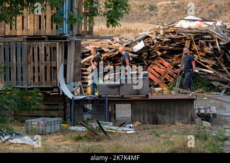 ©PHOTOPQR/VOIX DU NORD/THIERRY TONNEAUX ; 30/08/2022 ; LOURCHES 30.08.2022 DISPOSSITIF POLICIIER POUR L EXCACCIATION DE L IMAM HASSAN IQUIOUSSEN LA PERQUISITION Una FOTO DI INIZIO THIERRY TONNEAUX LA VOIX DU NORD - Lourches, France, august 30th 2022 Francia deporterà Imam dopo l'ovt. Accusa Hassan Iquioussen di “incitare l’odio” la più alta corte amministrativa francese ha stabilito martedì che un’imam marocchina di origine francese, accusata dal governo di promuovere l’odio, poteva essere deportata, come ha dimostrato una sentenza della Corte. Tale decisione ha rovesciato una precedente sentenza pronunciata da un tribunale di Parigi che sospende nuovamente un ordine di espulsione Foto Stock