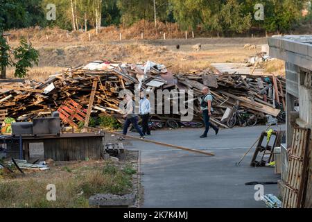 ©PHOTOPQR/VOIX DU NORD/THIERRY TONNEAUX ; 30/08/2022 ; LOURCHES 30.08.2022 DISPOSSITIF POLICIER POUR L EXPSION DE L IMAM HASSAN IQUIOUSSEN LA PERQUISITION A BEGING ICI EN TETE LA COMMISSAIRE DE VALENCIENNES PHOTO THIERRY TONNEAUX LA VOIX DU NORD - LOURCHES, FRANCIA, 30TH 2022 AGOSTO LA FRANCIA DOPO IMGOVT. Accusa Hassan Iquioussen di “incitare l’odio” la più alta corte amministrativa francese ha stabilito martedì che un’imam marocchina di origine francese, accusata dal governo di promuovere l’odio, poteva essere deportata, come ha dimostrato una sentenza della Corte. Tale decisione ha rovesciato una precedente sentenza pronunciata da una Parigi Foto Stock