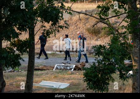 ©PHOTOPQR/VOIX DU NORD/THIERRY TONNEAUX ; 30/08/2022 ; LOURCHES 30.08.2022 DISPOSSITIF POLICIIER POUR L EXCACCIATION DE L IMAM HASSAN IQUIOUSSEN LA PERQUISITION Una FOTO DI INIZIO THIERRY TONNEAUX LA VOIX DU NORD - Lourches, France, august 30th 2022 Francia deporterà Imam dopo l'ovt. Accusa Hassan Iquioussen di “incitare l’odio” la più alta corte amministrativa francese ha stabilito martedì che un’imam marocchina di origine francese, accusata dal governo di promuovere l’odio, poteva essere deportata, come ha dimostrato una sentenza della Corte. Tale decisione ha rovesciato una precedente sentenza pronunciata da un tribunale di Parigi che sospende nuovamente un ordine di espulsione Foto Stock