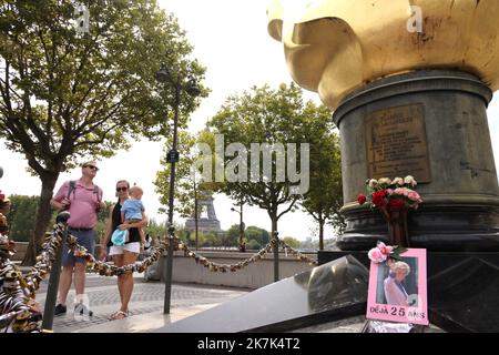©PHOTOPQR/LE PARISIEN/Delphine Goldsztejn ; Paris ; 30/08/2022 ; Lady di : la Flamme de la Liberté du pont de l'Alma devenue stèle du souvenir Mort de Diana y a 25 ans Pl. De l'Alma, Parigi Parigi, Francia, 31st 2022 agosto la gente commemora il 25th° anniversario della tragica morte di Diana Principessa di Galles a Parigi Foto Stock