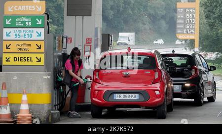 ©PHOTOPQR/OUEST FRANCE/Vincent MOUCHEL ; QUIMPER ; 01/09/2022 ; CE jeudi 1er settembre 2022 s’accompagne d’une nouvelle remise à la pompe pour les automobilistes de 30 centimes et 20 centimes de Plus chez Total. - Francia, ha sept 1st 2022 automobili in coda alle stazioni di benzina come nuovo sconto alla pompa per gli automobilisti di 30 centesimi e 20 centesimi in più a Total. Foto Stock